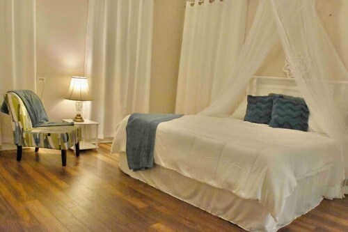 Luxury Victorian Home: King Master Suite EZ Access