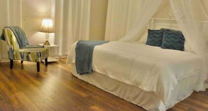 Luxury Victorian Home: King Master Suite EZ Access