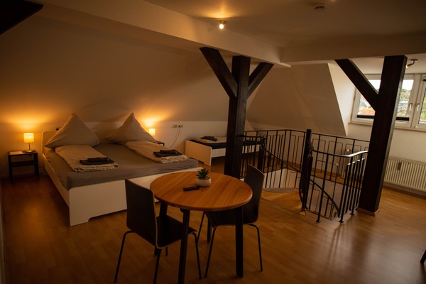 Schlafzimmer mit Doppelbett und Einzelbett.