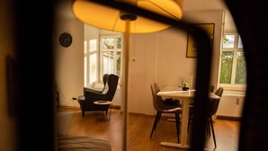 Une pièce comprenant un lit, un bureau avec une chaise, une lampe et une fenêtre.