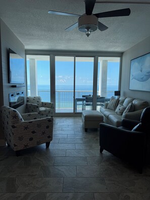 Älytelevisio, takka, kirjoja, stereot