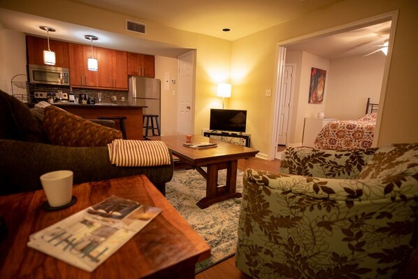 Smart TV - Delightful Gem w/Self Check-in, Washer inside, Gr8 location (Austin)