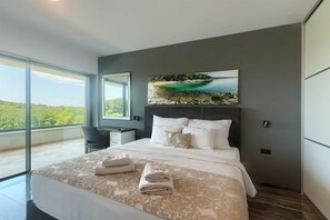 5 bedrooms, iron/ironing board, WiFi, bed sheets