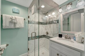 Combined shower/bathtub, hair dryer, towels - Spacious ~ Private Beach~Shuffleboard~Pool (Siesta Key)