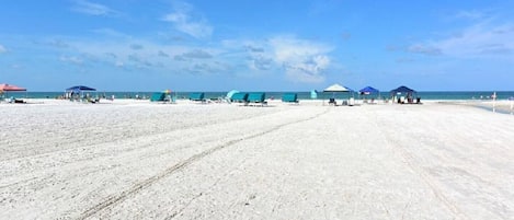 Plage, chaises longues, serviettes de plage
