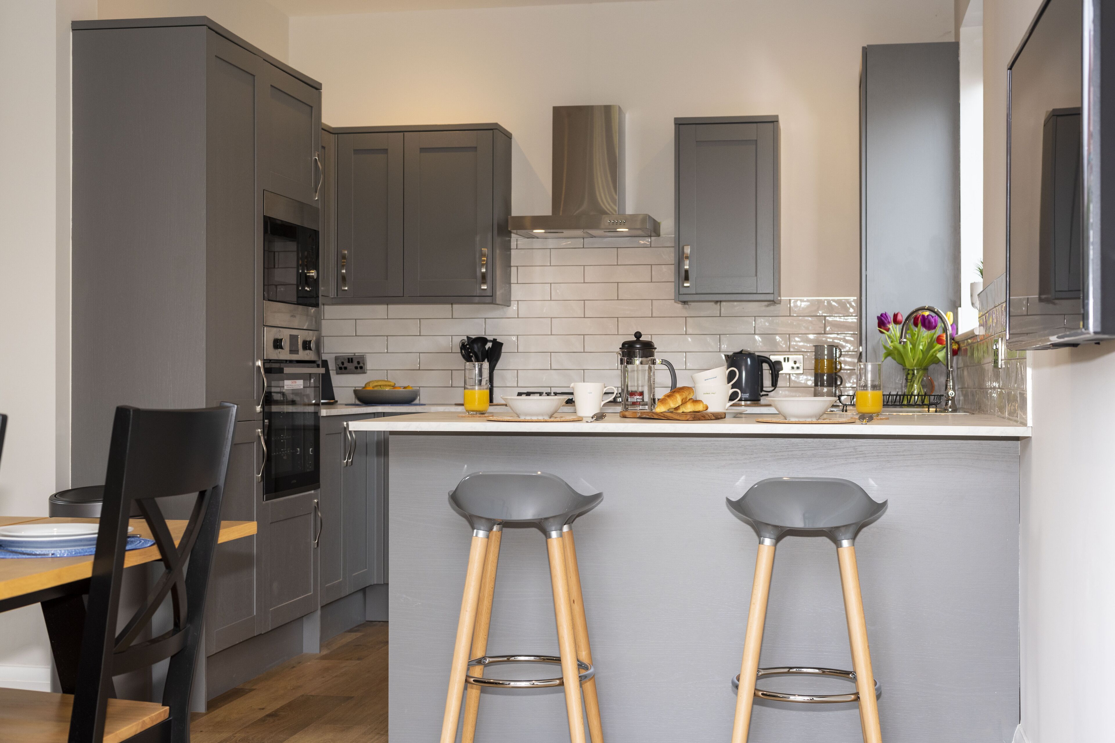 Réfrigérateur, four à micro-ondes, un four, surface de cuisson