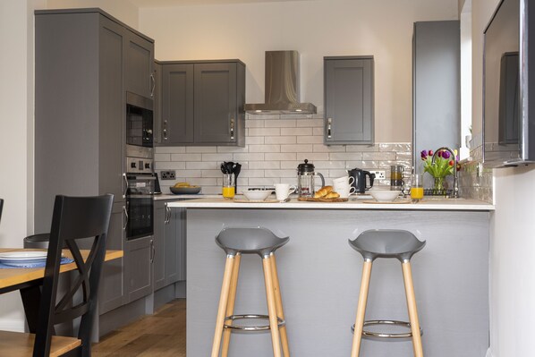 Fridge, microwave, oven, stovetop - Luxury bungalow close to Peasholm Park and Scarborough's North Bay attractions (Scarborough)