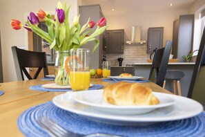 Dining - Luxury bungalow close to Peasholm Park and Scarborough's North Bay attractions (Scarborough)