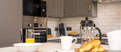 Refrigerador, microondas, horno y parrilla de estufa