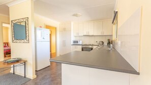 Microwave, oven, stovetop, coffee/tea maker - Kangaroo Hollow - Comfortable, Spacious and Affordable (COFFIN BAY)