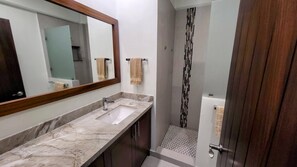 Dusche, Haartrockner, Handtücher, Seife