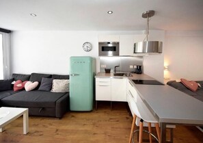 Frigorífico, microondas, placa de cocina y cafetera o tetera