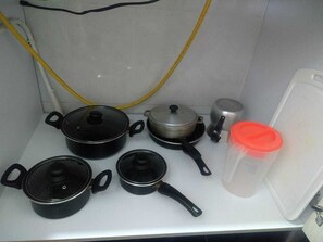 Microondas, cafetera y tetera y utensilios de cocina 