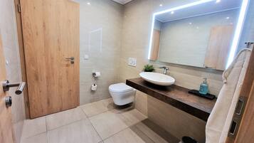 Badewanne, Haartrockner, Handtücher, Seife