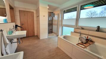 Badewanne, Haartrockner, Handtücher, Seife