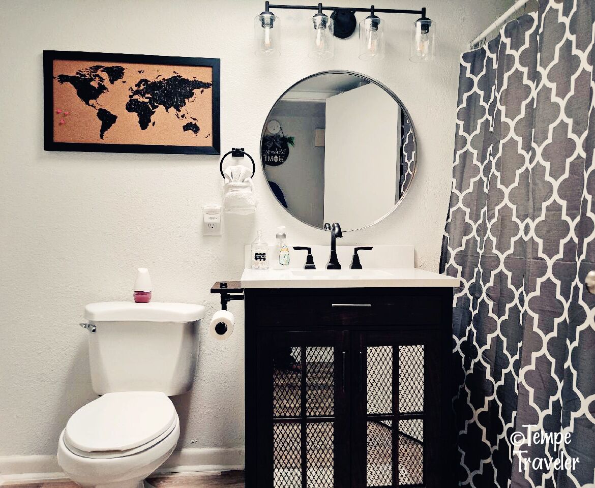 Kombinert dusj/badekar, hårføner, håndklær og såpe