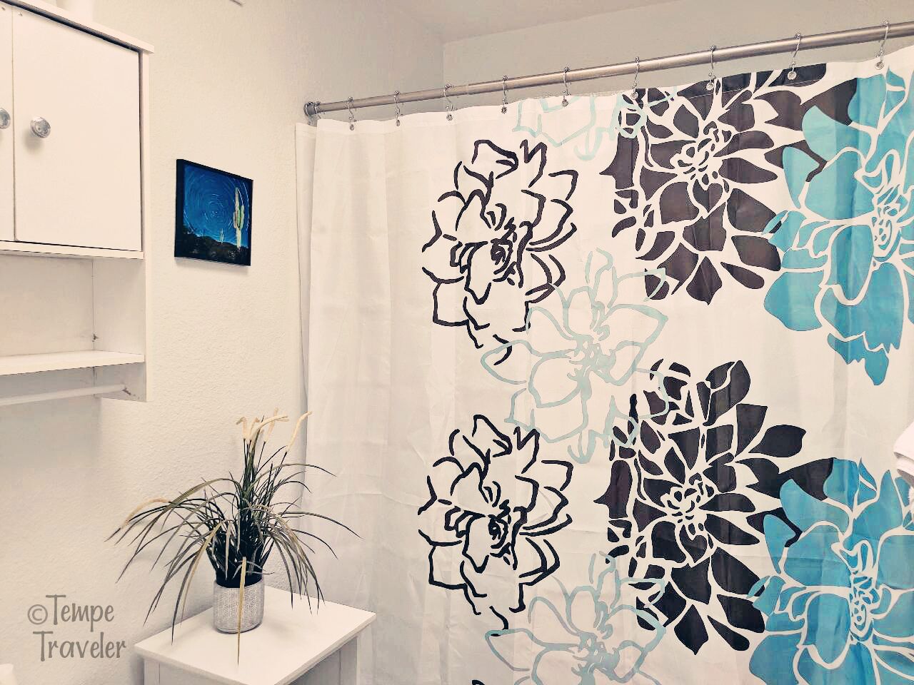 2 soverom, skrivebord, strykejern/-brett og reiseseng for barn