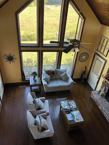 Private, peaceful farmhouse with mountain and horse views!