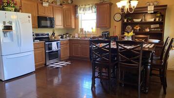 雪櫃、微波爐、焗爐、爐具