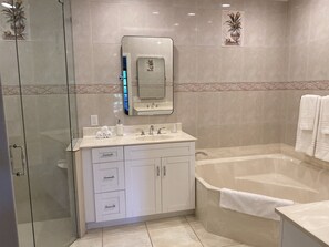 Chuveiro/banheira combinados, secador de cabelo, toalhas de banho 