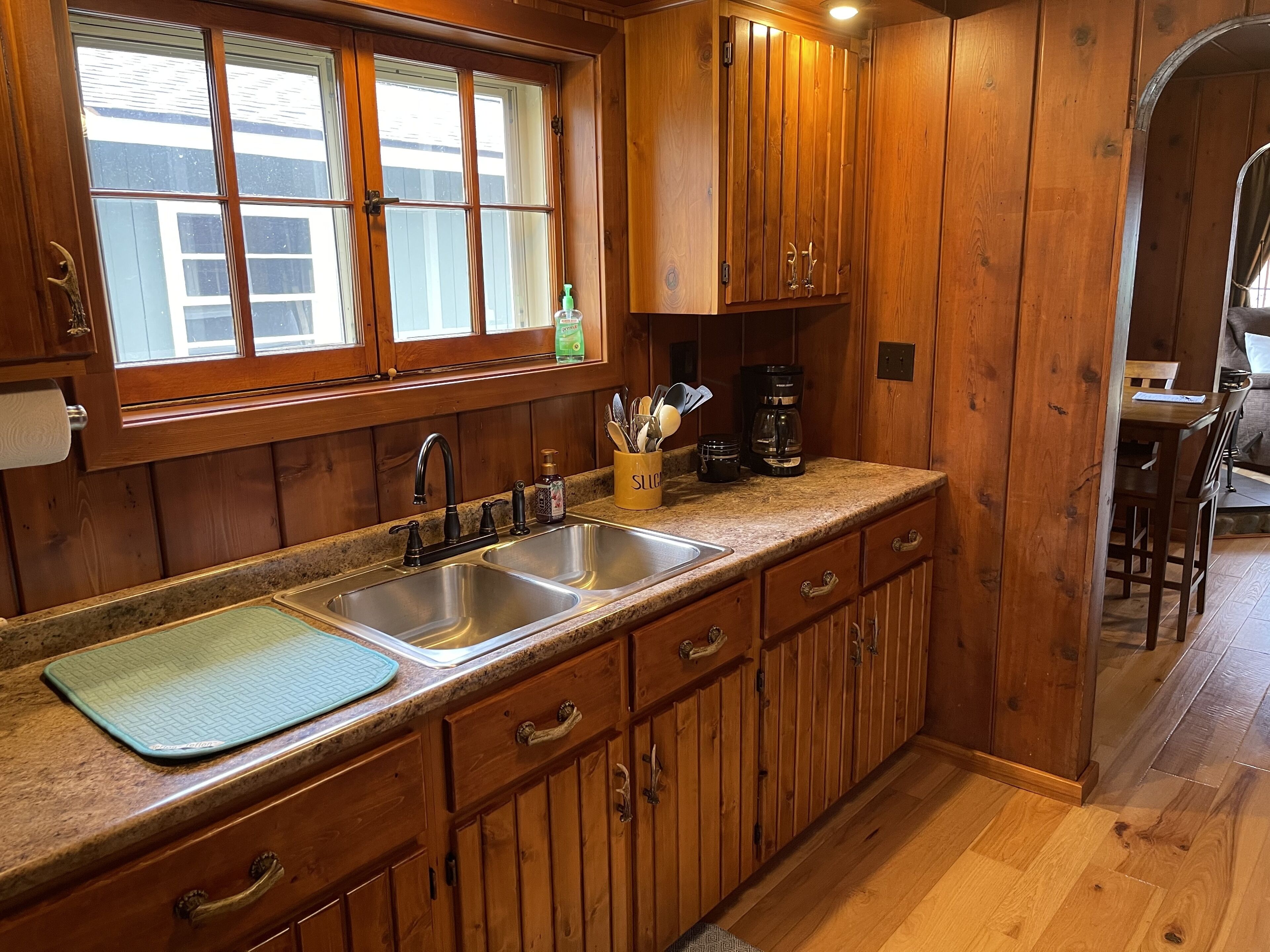 Großer Kühlschrank, Mikrowelle, Ofen, Herdplatte