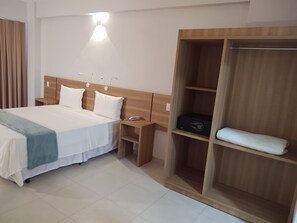 Quarto casal luxo | Frigobar, cofres nos quartos, individualmente mobiliados, escrivaninha