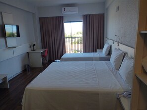 豪華三人房 | 迷你吧、客房內保險箱、布置獨特、書桌