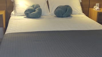 Habitación triple Deluxe | Minibar, caja de seguridad en la habitación y muebles diferentes