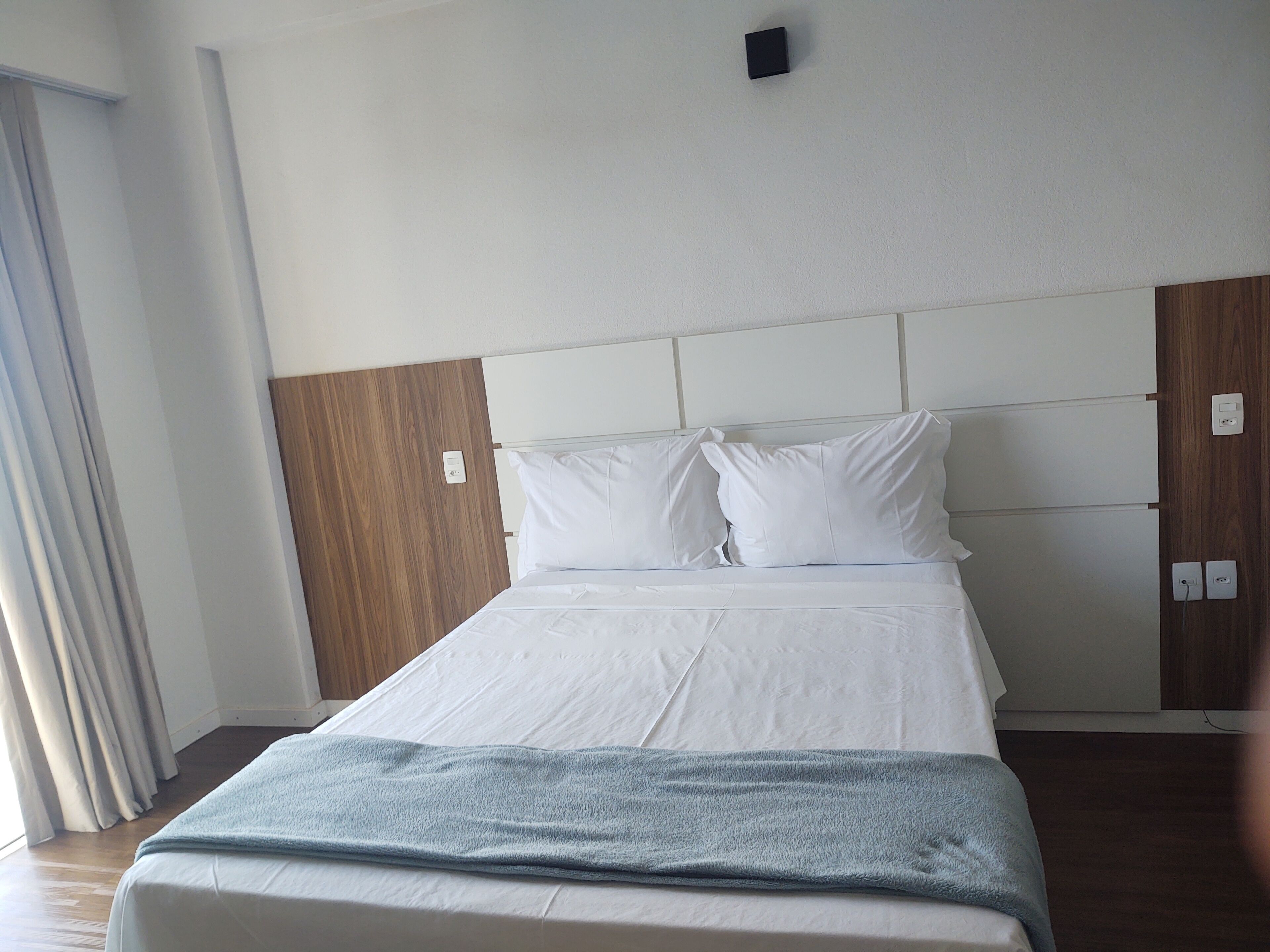 Quarto casal clássico | Frigobar, cofres nos quartos, individualmente mobiliados, escrivaninha