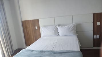 Quarto casal clássico | Frigobar, cofres nos quartos, individualmente mobiliados, escrivaninha