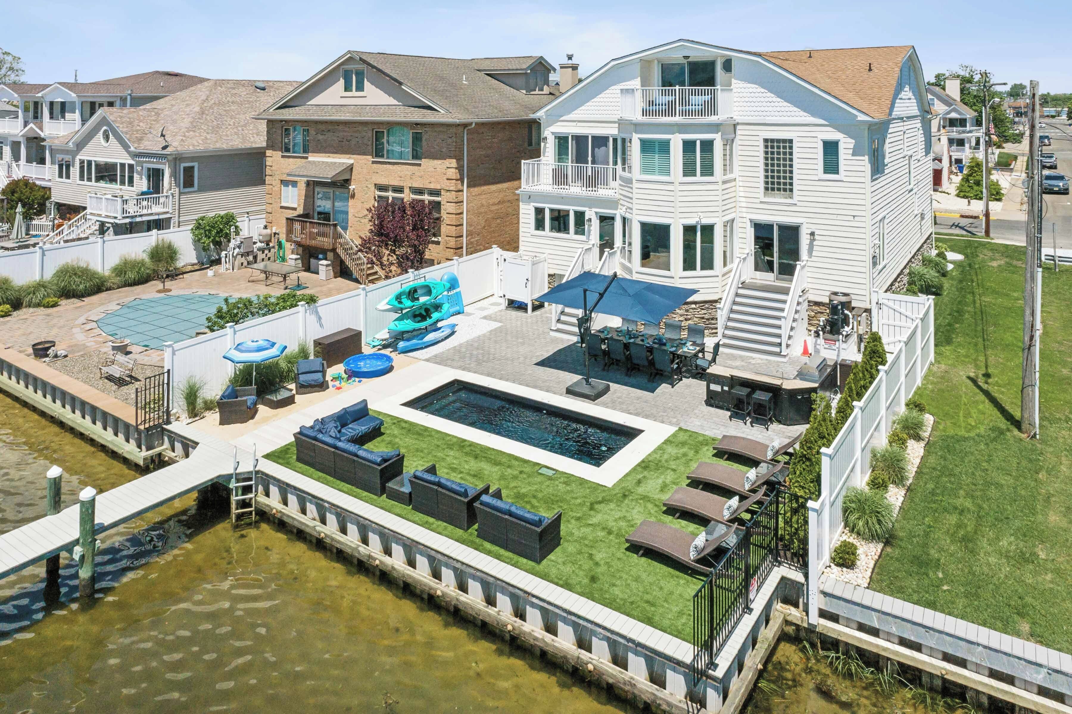 Lakefront🚤 SALT WATER POOL🏊‍♂️Walk  to Jenkinsons Beach 🌊& Restaurants ☀️🏖️