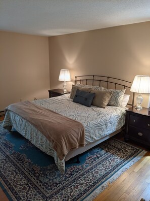 4 makuuhuonetta, silitysrauta/-lauta, ilmainen Wi-Fi, vuodevaatteet