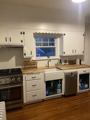 Private kitchen - Charming Quogue village home (East Quogue)