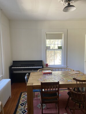 Dining - Charming Quogue village home (East Quogue)