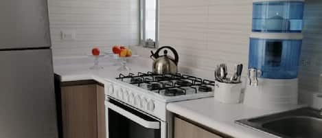 Refrigerador, microondas, horno y parrilla de estufa