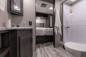 Douche, sèche-cheveux, serviettes fournies, savon