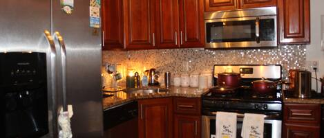 ثلاجة، ميكروويف، فرن، موقد طهي مسطح