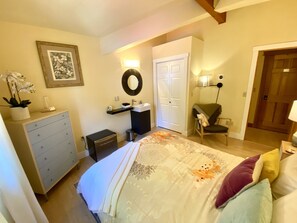 1 bedroom, iron/ironing board, free WiFi, bed sheets - Mt. Alice Room at Bell In The Woods B&B (Queen / Second Floor )Max 2ppl (Seward)