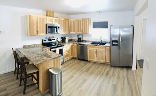 Remodeled house w/garage and hot tub; quiet suburb, in town