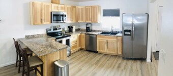 Remodeled house w/garage and hot tub; quiet suburb, in town
