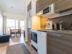 Fridge, microwave, dishwasher, cookware/dishes/utensils - Skivillas 61 ukkohalla (b10) by Interhome (Hyrynsalmi)