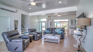 Smart TV - Stunning Oceanfront 3bd  3ba Villa, Great Guana Cay, Abacos Completely Restored (Guana Cay)