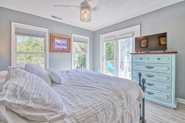 3 bedrooms, desk, iron/ironing board, travel cot