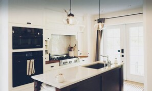 Kylskåp, mikrovågsugn, ugn och spishäll