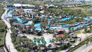 Piscine couverte, piscine extérieure