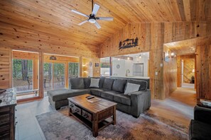 TV, fireplace, offices - Cozy Cabin Getaway with Access to The Cove (Sunriver)