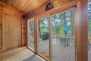 Interior - Cozy Cabin Getaway with Access to The Cove (Sunriver)