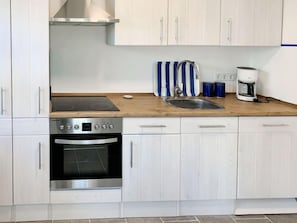 Kühlschrank, Mikrowelle, Ofen, Geschirrspüler