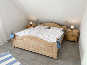 2 bedrooms, desk, Internet