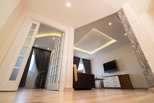 Presidential Suite | Living area | 49-inch LED TV with premium channels, TV